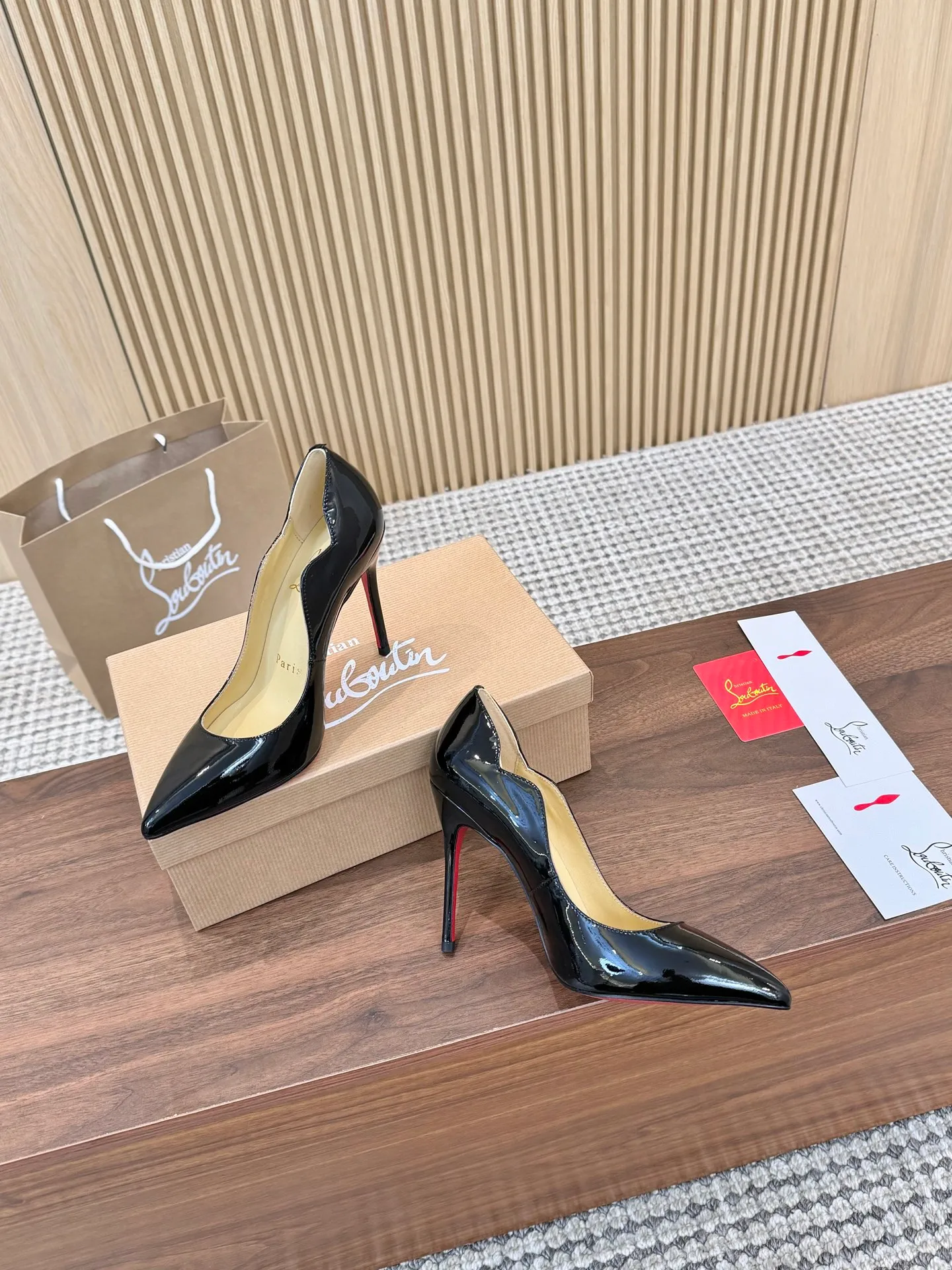 👟👟Ex-factory price 440 👟👟 Genuine leather sole +40 shipped all year round 💝Christian Louboutin CL👠 "Imported cow patent leather💎 series" noble and luxurious, real blingbling👟👟 real materials, all customized by the pattern maker, and the materials are made of original customized materials, achieving the taste of the original 5 color options💍 Upper: imported 👉cow patent leather💪 lining: sheepskin foot pad/lining code number: 34-40.41.42 heel height: two options: 10.5cm and 8.5cm